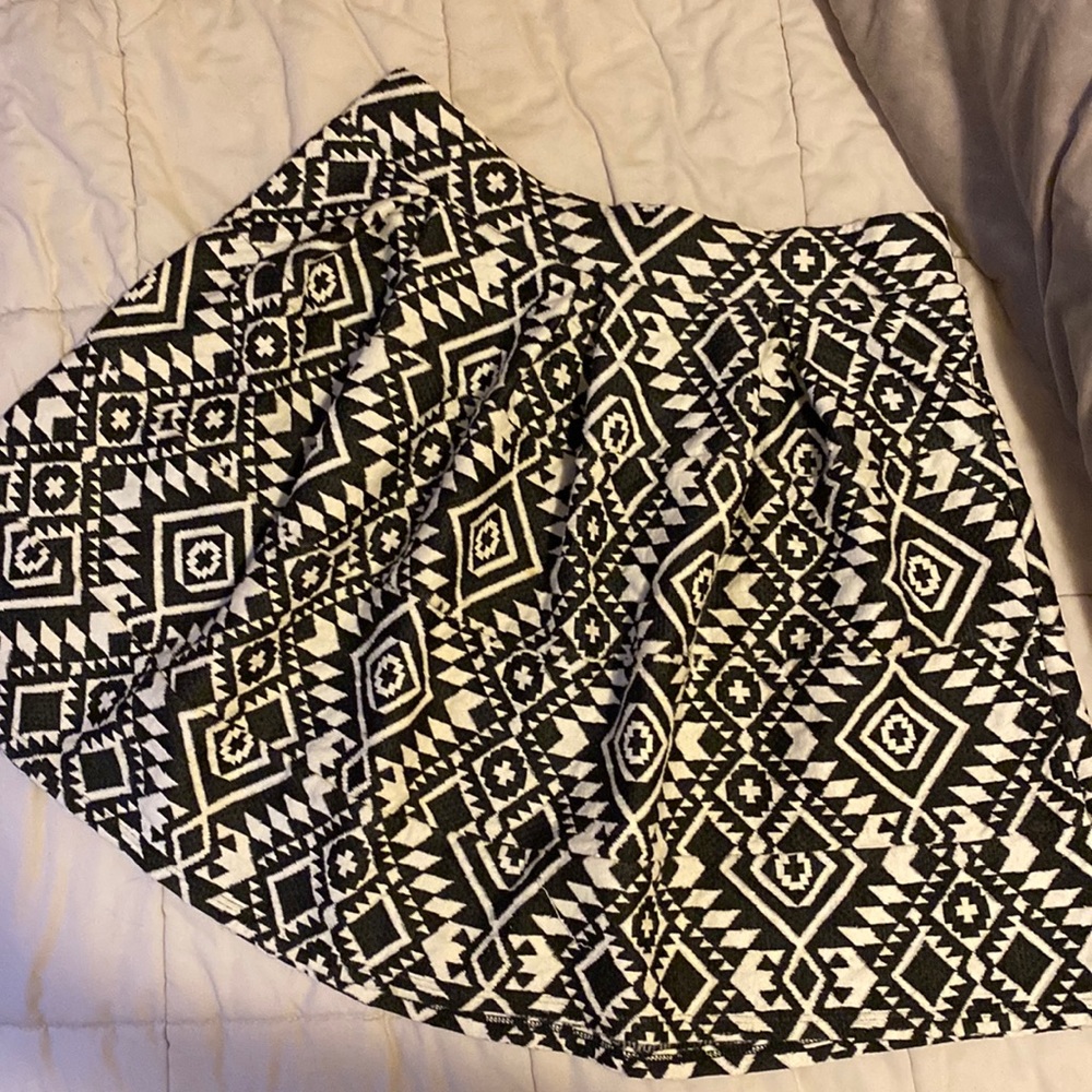 Cool patterned flared mini skirt black and off-white